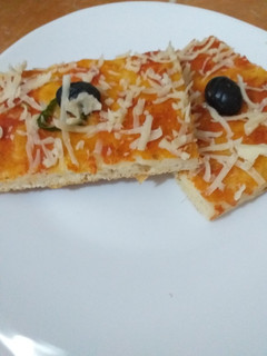 صورة لوصفة بيتزا سهلة وبنيينة 😋
