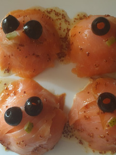 Una foto de Timbal de salmón con ensaladilla de surimi y mostaza al vino