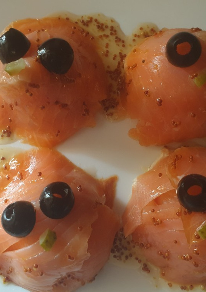 Una foto de Timbal de salmón con ensaladilla de surimi y mostaza al vino