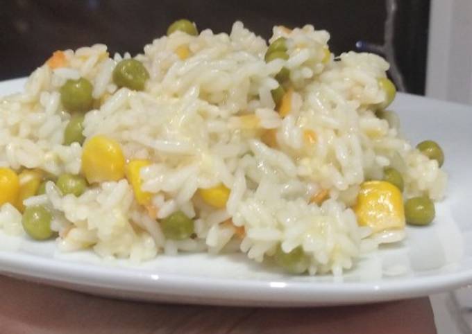 Рис с консервированной кукурузой и горошком