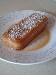 Una foto de Pastel de bizcochos con flan y coco