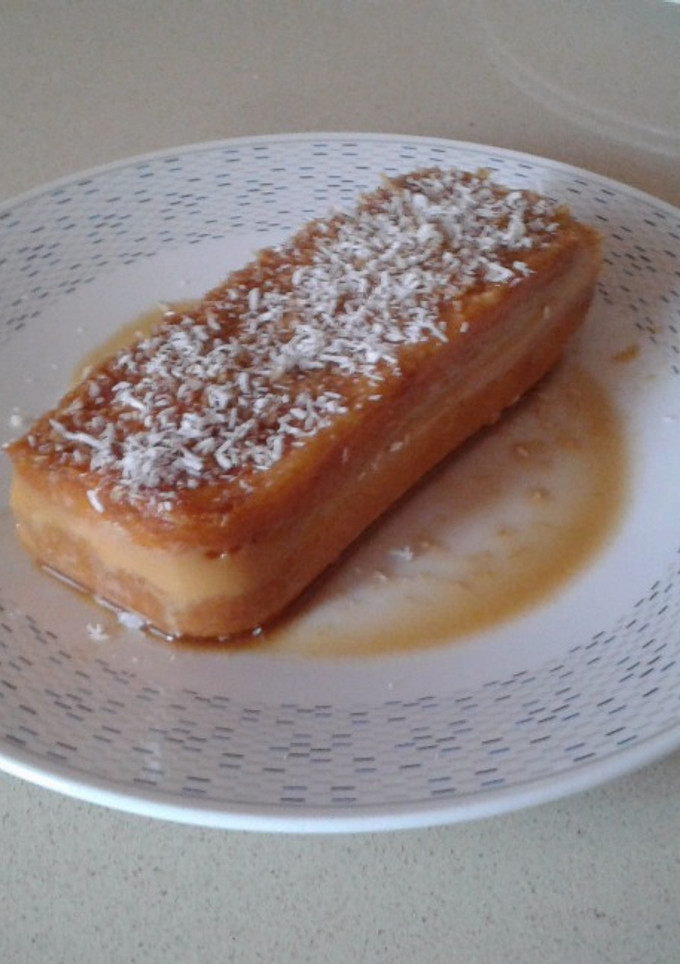 Una foto de Pastel de bizcochos con flan y coco