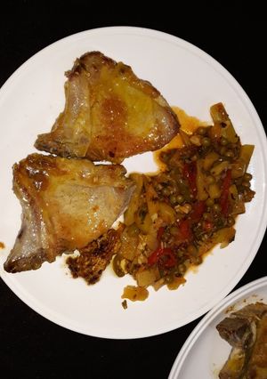 Una foto de Costeletitas de cerdo a la mostaza con panache de verduras