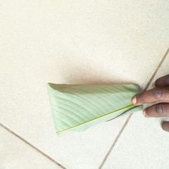 A picture of How to tie moi moi leaf.