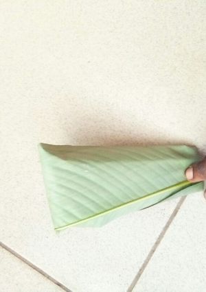 A picture of How to tie moi moi leaf.