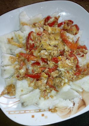 A picture of Yam n egg sauce.