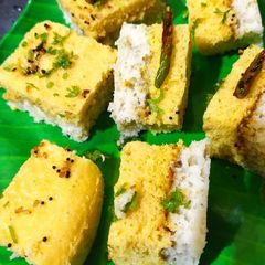 A picture of Besan sandwich dhokla.