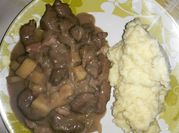 Una foto de bifes de hígado encebollado