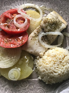 Una foto de Cazuela de merluza, con tomate y arroz blanco