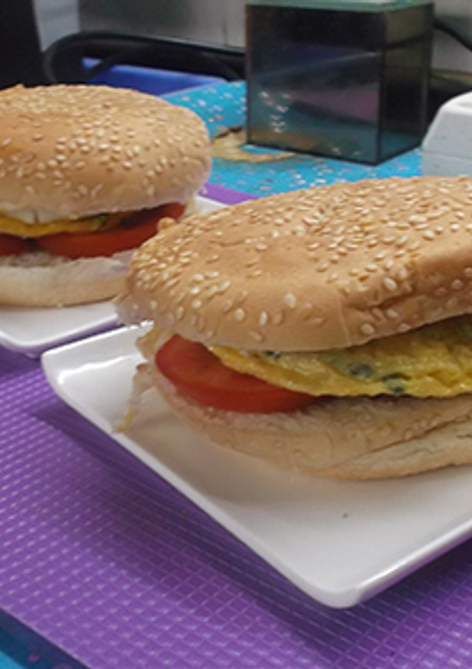 Una foto de Hamburguesa de tortilla de espárragos