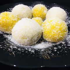 A picture of Coconut ladoo.