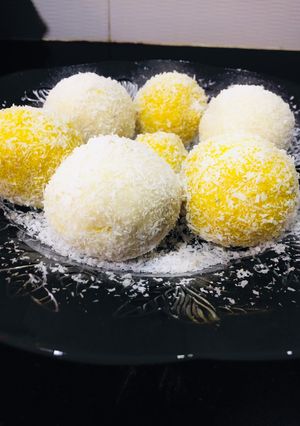 A picture of Coconut ladoo.