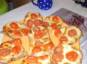 O poză a rețetei Bruschete cu mozzarela.