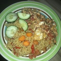 Noddles with fried egg A picture of Noddles with fried egg.