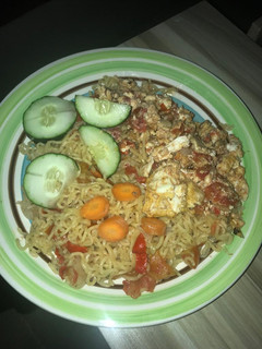 A picture of Noddles with fried egg.