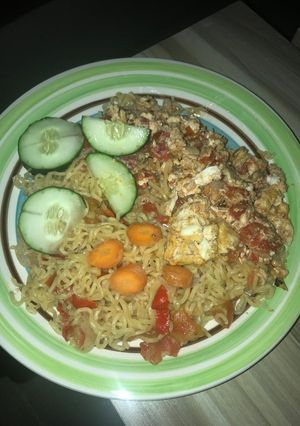 A picture of Noddles with fried egg.