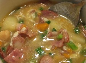 Foto de Sopa de legumes com calabresa