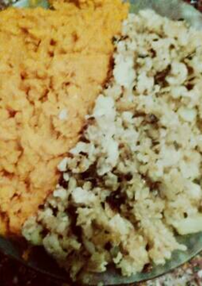 Una foto de Revuelto de pollo y arroz con puré de zapallo