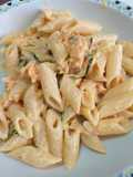 Mezze penne con salmone, zucchine e Philadelphia