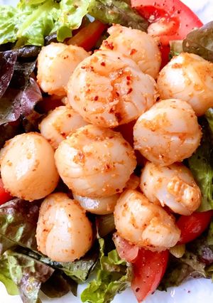 Hình của món Salad Cồi Sò Điệp Áp Chảo.