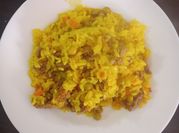 Una foto de arroz amarillo con cebolla