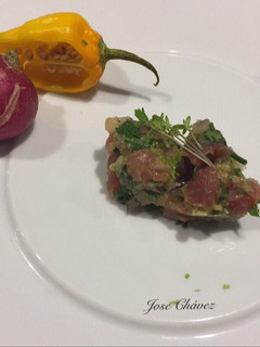 Una foto de Tartar de Atún rojo, aguacate y chile chipotle