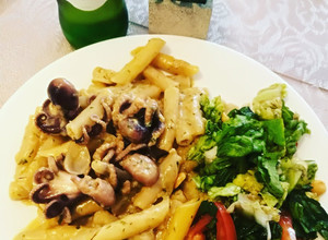 Una foto de Pasta Penne con Pulpitos Baby