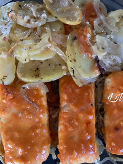 Una foto de Merluza con mostaza y miel, con guarnición de patatas panaderas al horno