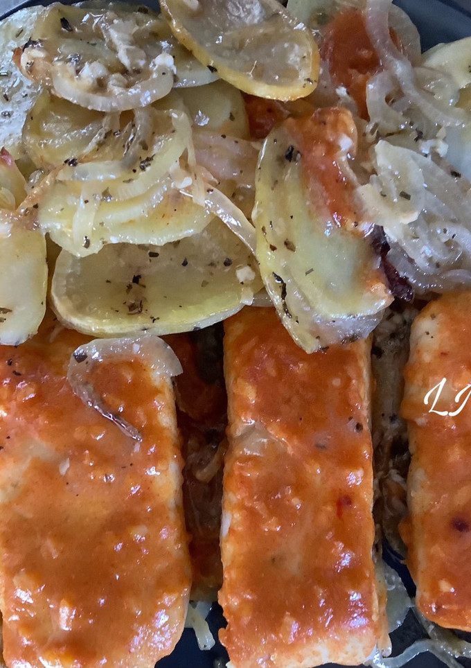 Una foto de Merluza con mostaza y miel, con guarnición de patatas panaderas al horno