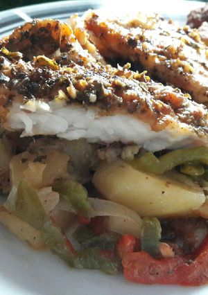 Una foto de Pescado en colchón de vegetales