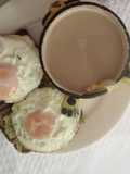Tostadas con huevo y aguacate con café