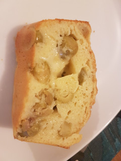 Une photo de Cake au vin blanc et aux olives