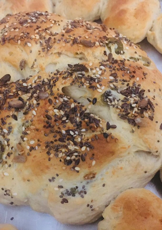 Una foto de PAN Y PANCITOS SABORIZADOS (con 🫒aceitunas🫒 y🧀 queso rallado 🧀)