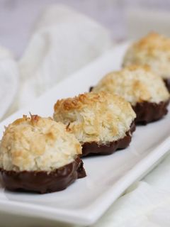 Una foto de MACARRONES DE COCO 🥥 CON CHOCOLATE ✨