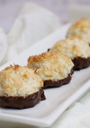 Una foto de MACARRONES DE COCO 🥥 CON CHOCOLATE ✨
