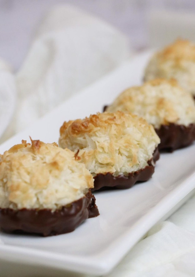 Una foto de MACARRONES DE COCO 🥥 CON CHOCOLATE ✨