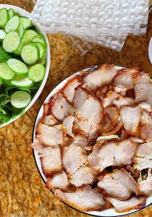 Hình của món Bánh tráng cuốn thịt ram nước dừa.
