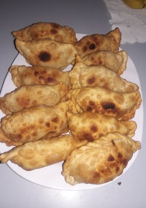 Una foto de Empanadas de jamón y queso!!