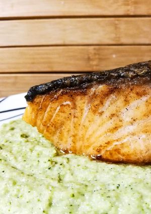 Una foto de Salmón con crema de brócoli y almendras