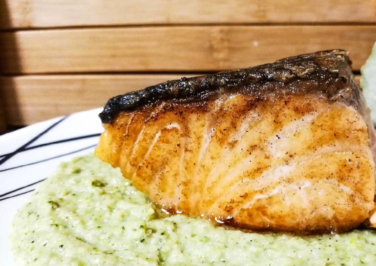 Salmón con crema de brócoli y almendras