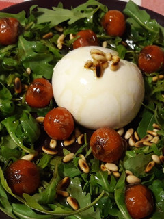 Una foto de Ensalada de burrata y rúcula