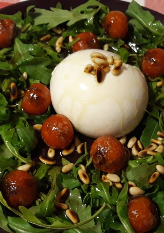 Una foto de Ensalada de burrata y rúcula