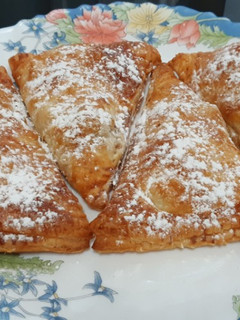 Una foto de Triángulos de hojaldre con piña y mango