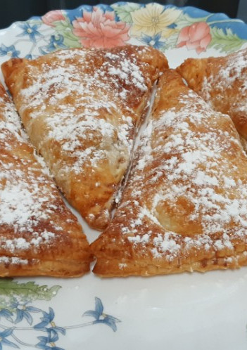 Una foto de Triángulos de hojaldre con piña y mango