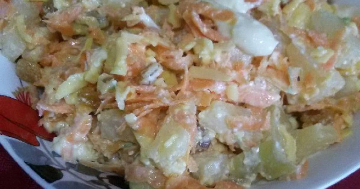 Салат с ананасами и морковью. Морковь с ананасом салат. Салат с морковью и творогом. Салат с курицей и ананасами морковка. Салат с курицей и ананасами изюмом.