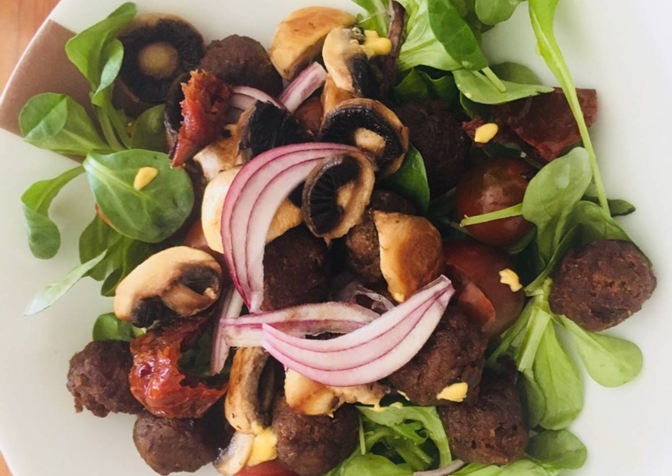 Ensalada templada con mini albóndigas y champiñones con aliño de mostaza y miel