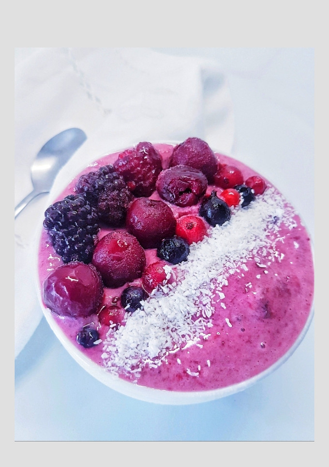 Una foto de Smoothie de frutos rojos, plátano y remolacha