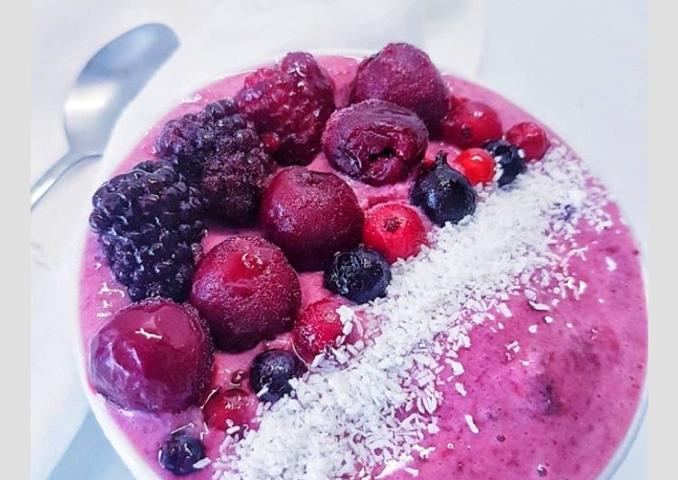 Smoothie de frutos rojos, plátano y remolacha