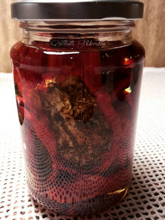 Una foto de Tomates secos sabor anchoas y albahaca en aceite