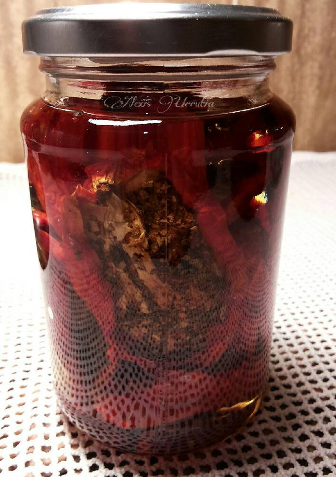 Una foto de Tomates secos sabor anchoas y albahaca en aceite